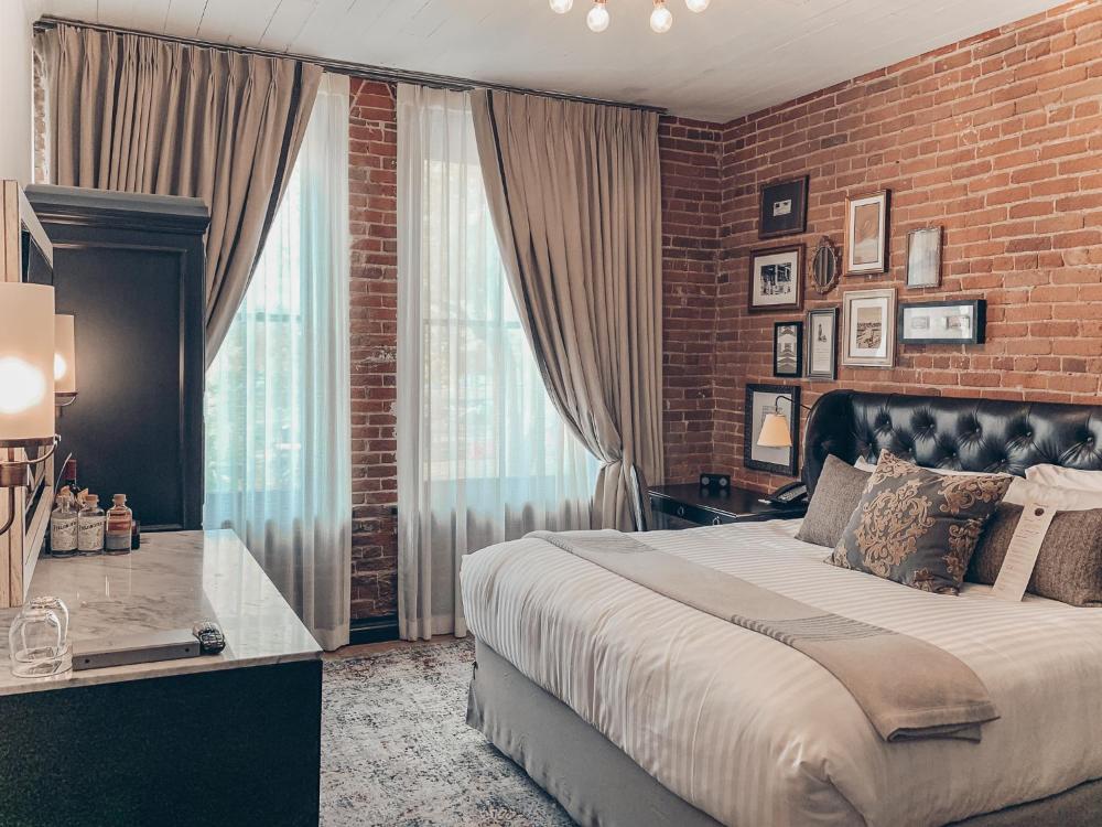 River Vue King interior